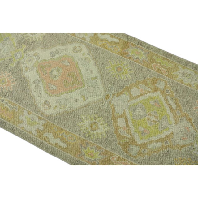 This modern Turkish Oushak rug is a stunning piece of art that has been handwoven using traditional techniques by skilled...