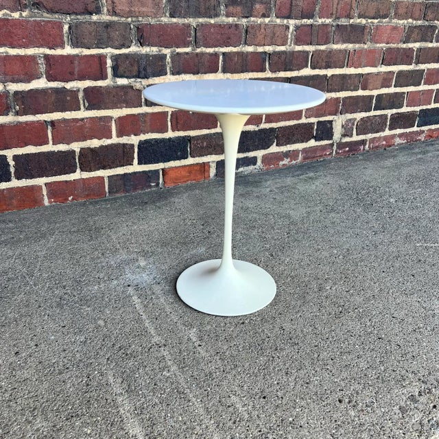This is a mid century marble top tulip side table. It was designed by Eero Saarinen for Knoll circa 1950s. It features a...