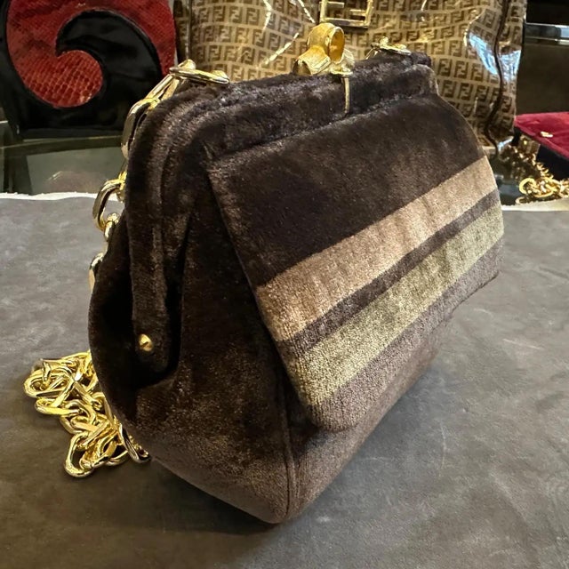 1970s Vintage Brown Velvet and Gilded Metal Italian Crossbody Bag For Sale - Image 9 of 14