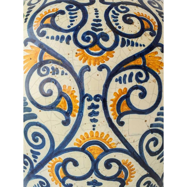 Blue Antique Italian Renaissance Revival Maiolica Table Lamp with Pleated Silk Sari Shade, 1880s For Sale - Image 8 of 13