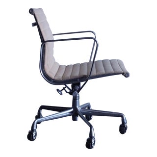 1990s Vintage Eames Aluminum Group Executive Office Chair on Wheels by Herman Miller For Sale