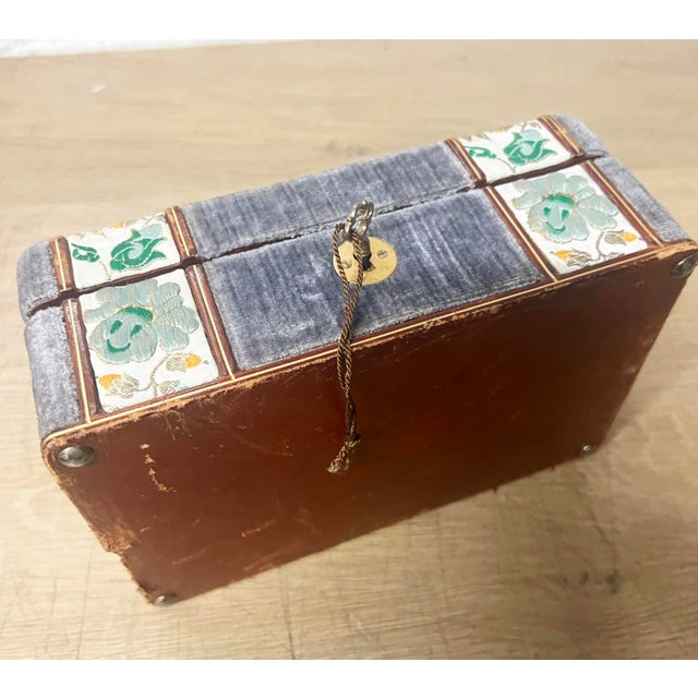 1960s Pale Blue Velvet Jewelry Box With Embroided Trim For Sale In New York - Image 6 of 6