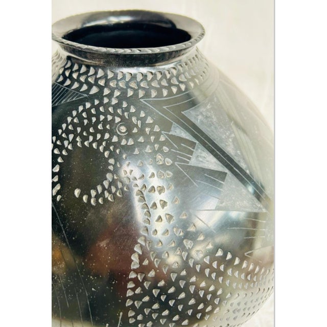 Mexican 1970s Mata Ortiz Black Hand-Made Pot by Consolación Quezada De Corona (Signed) For Sale - Image 3 of 9