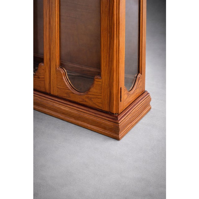 1970s Vintage Harbor House Solid Oak Lighted Curio Cabinet With Glass Sides – Model 9630 – Adjustable Shelves For Sale - Image 5 of 12
