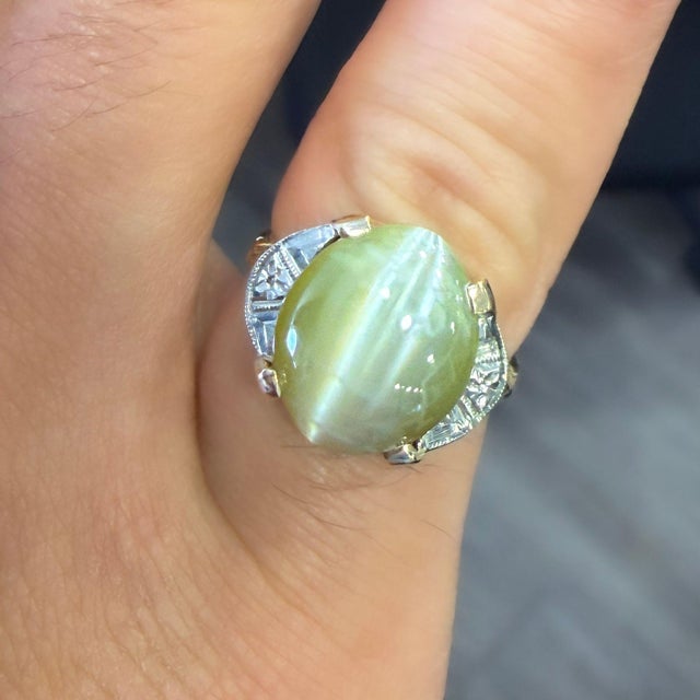 Mid 20th Century Gia Certified 9.46 Carat Green Cats Eye Chrysoberyl 14k Gold Art Deco Ring, Size 6.5 For Sale In Miami - Image 6 of 10