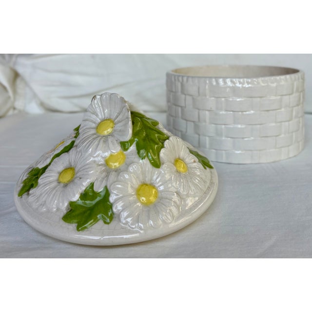 Ceramic 1970s Round Basket Weave White Ceramic Jewelry Box With Dimensional Daisies on Lid For Sale - Image 7 of 12