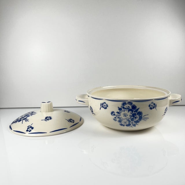 Badonviller semi-porcelain tureen, blue floral pattern, early 20th century Dimensions: 30 x 23 cm Total height: 16.5 cm...
