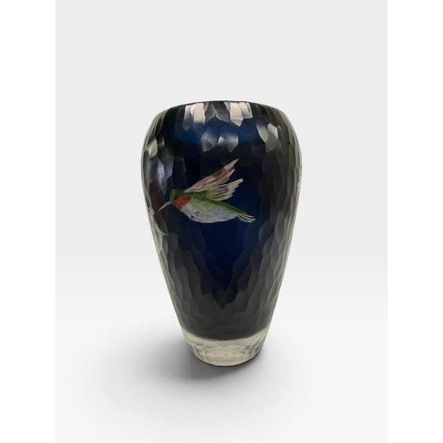 Fenton Art Glass Company Signed Fenton Art Glass Faceted Cut-to-Clear Vase by Kathleen Sponsler – Hummingbird & Hydrangeas For Sale - Image 4 of 8