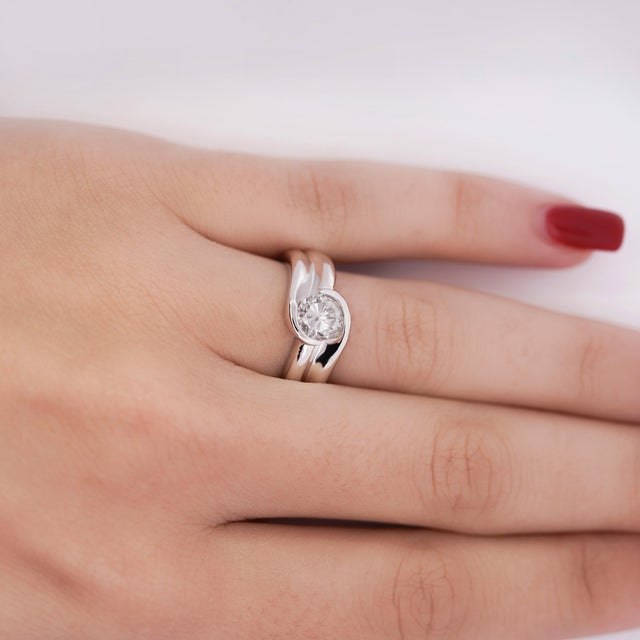 Contemporary Egl Certified 1.01 Carat Round F-G/Si3 Diamond Platinum Bypass Engagement Ring Size 6.5 For Sale - Image 3 of 8