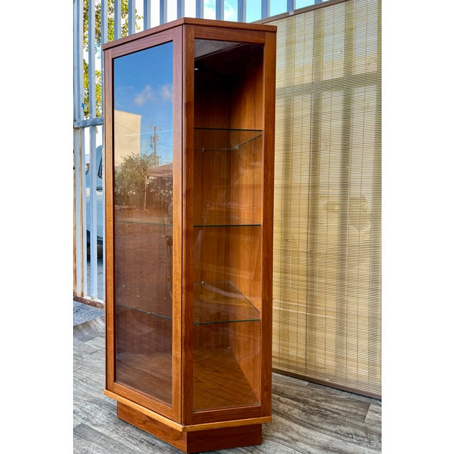 Komfort Mid-Century Modern Danish Corner Display Cabinet by Komfort Denmark. Circa 1970s, For Sale - Image 4 of 18