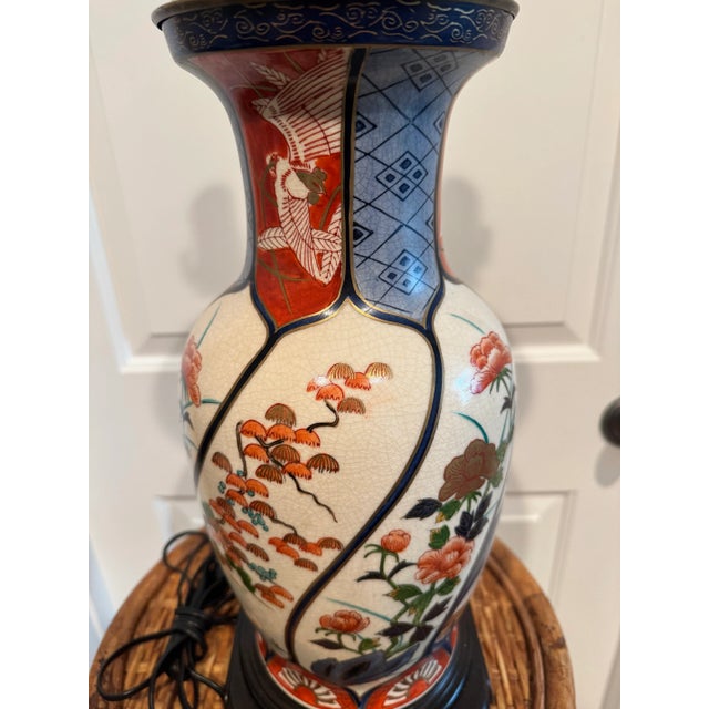 Chinoiserie Vintage Wildwood Asian Imari Style Porcelain Table Lamp For Sale - Image 3 of 11