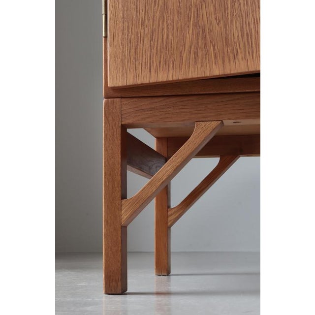 Børge Mogensen China No. 232 Cabinet Oak and Brass attributed to Børge Mogensen for C.M. Madsen, Denmark, 1960s For Sale - Image 4 of 9