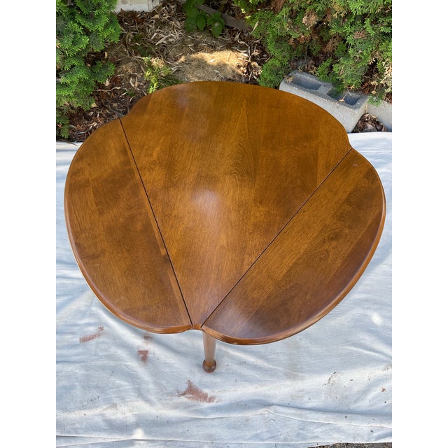 Queen Anne Late 20th Century Ethan Allen Heirloom Nutmeg Maple Trefoil Drop Leaf Table, Model #0871 For Sale - Image 3 of 11
