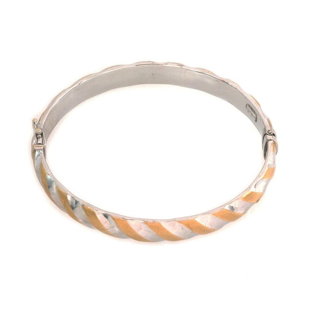 Mid 20th Century 14k Two Tone Gold 9.5mm Wide Oval Hinged Bangle Bracelet Italy For Sale - Image 4 of 5