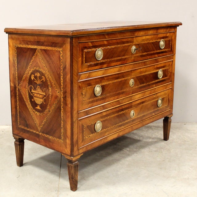 18th Century Italian Louis XVI Chest of Drawers in Walnut For Sale - Image 3 of 15