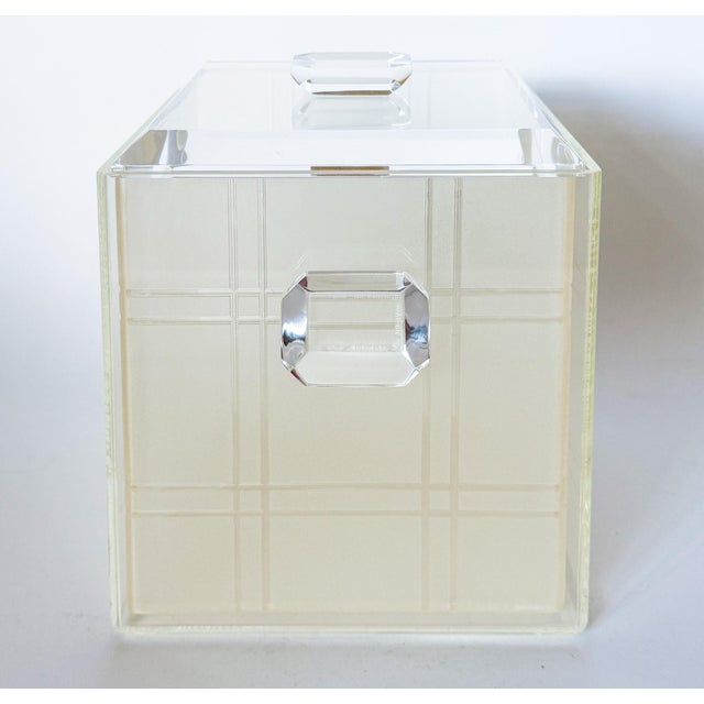 Mid-Century Modern 1970s Modern Heavy Lucite Ice Bucket With Liner and Emerald Cut Handles For Sale - Image 3 of 17