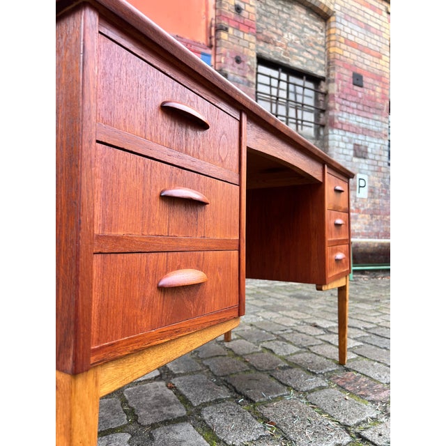 Height under the table: 67 cm; Width for the chair: 50 cm Further details: Wood type: Teak