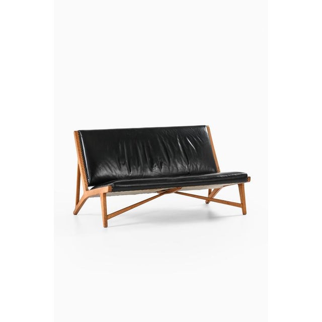 Scandinavian JH-555 Sofa in Black Leather and Oak by Hans J. Wegner, 1949 For Sale - Image 3 of 10