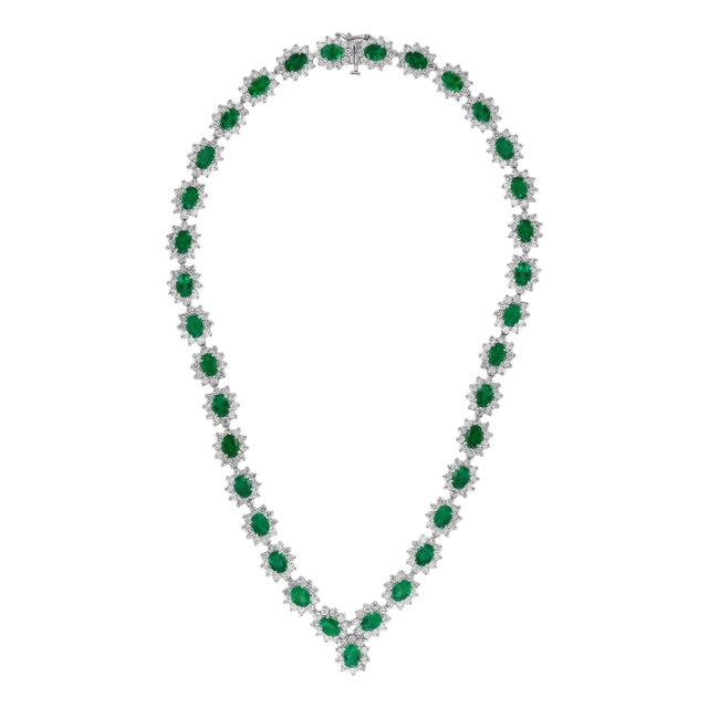 30 Carat Oval Shape Natural Emerald & 23 Carat Diamond Necklace in 18 Karat Gold For Sale