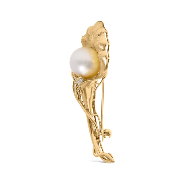 Experience the epitome of elegance with this stunning 18K yellow gold brooch, where the artistry of hammered gold is...
