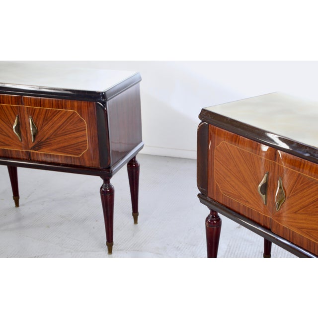 Italian Walnut Burl and Brass Nightstands, 1960s, Set of 2, in Very Good conditions. Designed 1960 to 1969