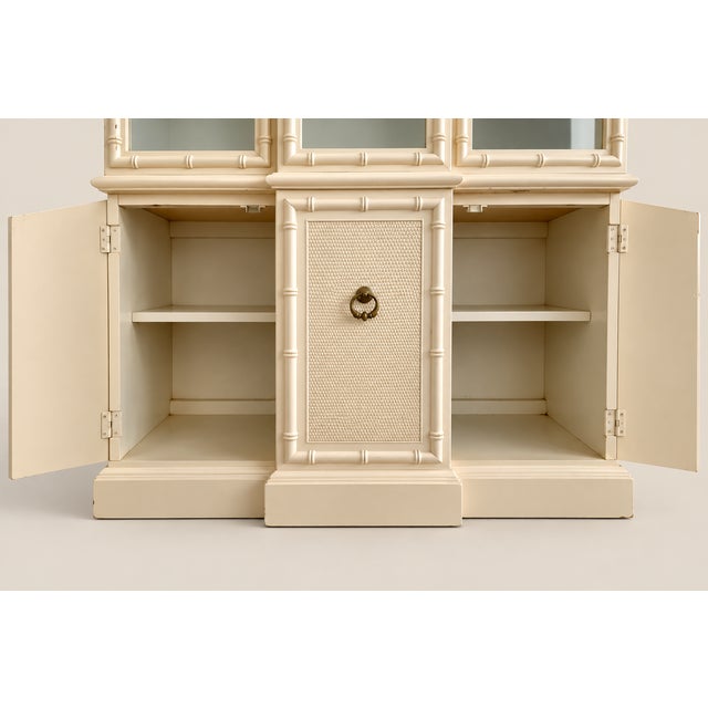 Chinoiserie Vintage American of Martinsville Faux Bamboo China Display Cabinet With Light For Sale - Image 3 of 8
