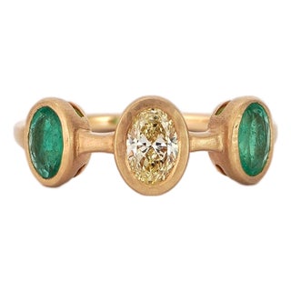 18k Gold Ring With 0.5ct Natural Oval Diamond and 0.81ct Oval Emeralds, New, Size 6.5 For Sale