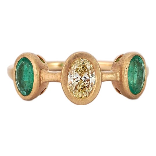 18k Gold Ring With 0.5ct Natural Oval Diamond and 0.81ct Oval Emeralds, New, Size 6.5 For Sale