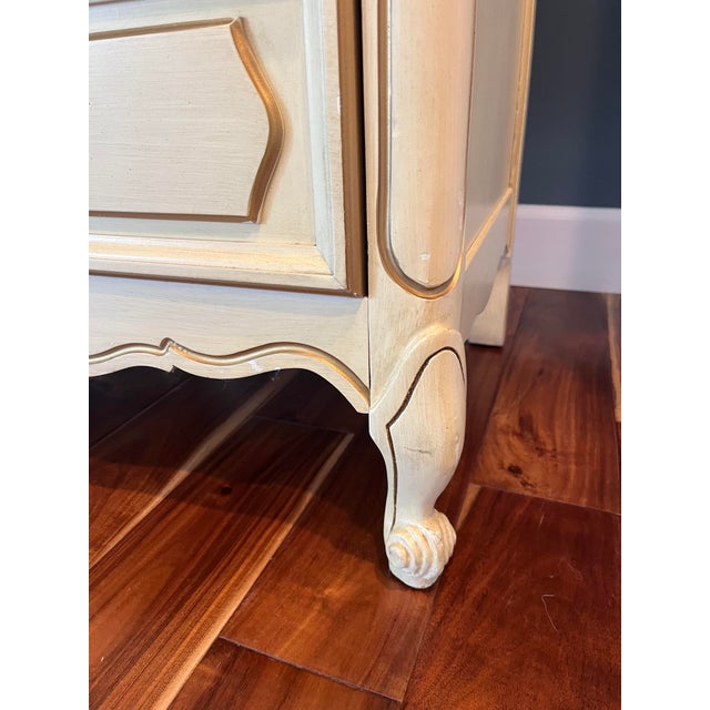 Bring timeless French elegance into your home with this beautiful vintage Henry Link French Provincial Tall 6-Drawer...