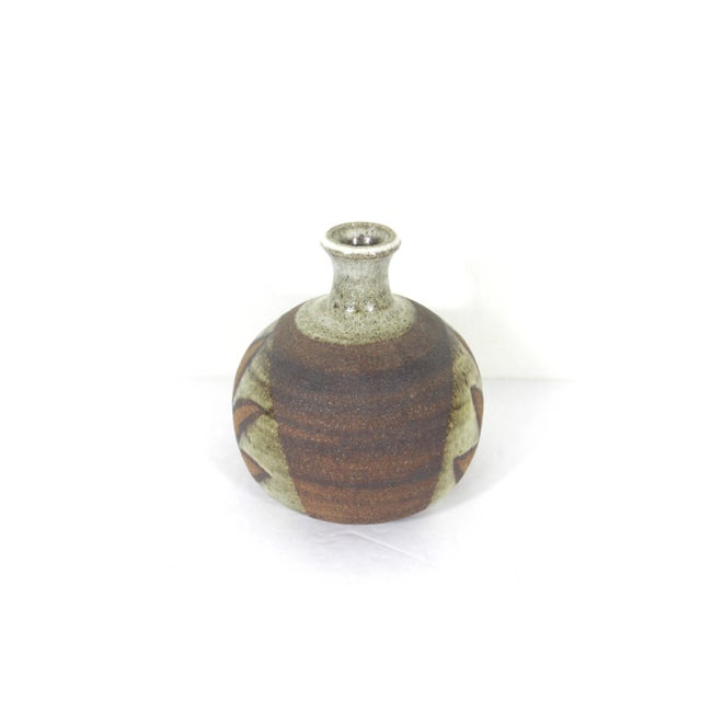 Signed n.t. Irving Mid Century Modern Studio Pottery Bud Vase For Sale - Image 4 of 9