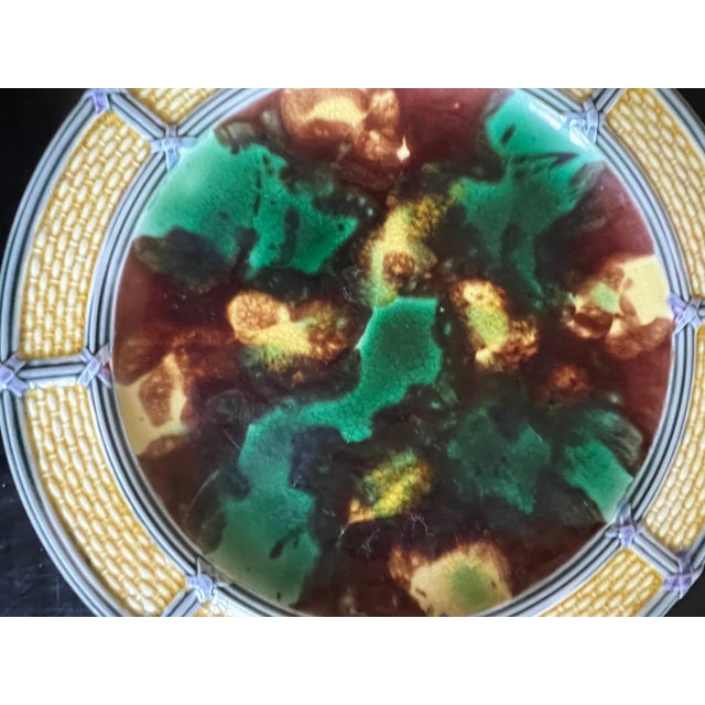 Late 19th Century 19th Century Wedgwood Majolica Plate With Basketweave Rim For Sale - Image 5 of 11