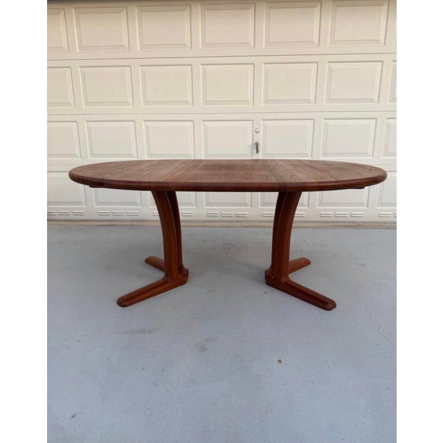 This extendable dining table by Dyrlund is a fine example of mid-century Danish craftsmanship, showcasing the beauty and...