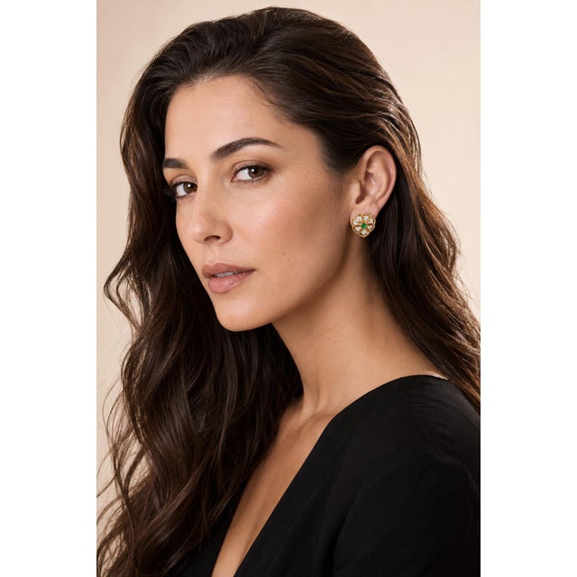 1980s Italian 18k Gold Emerald and Diamond Openwork Heart Earrings, Pair For Sale In Miami - Image 6 of 12