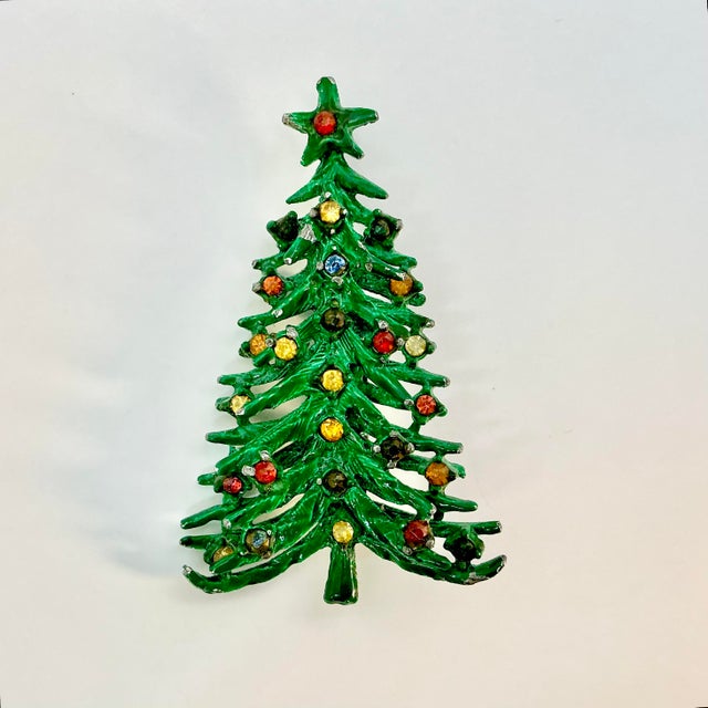 Mid-Century Boho Chic Americana Green Decorated Christmas Tree Brooch. For Sale - Image 4 of 6