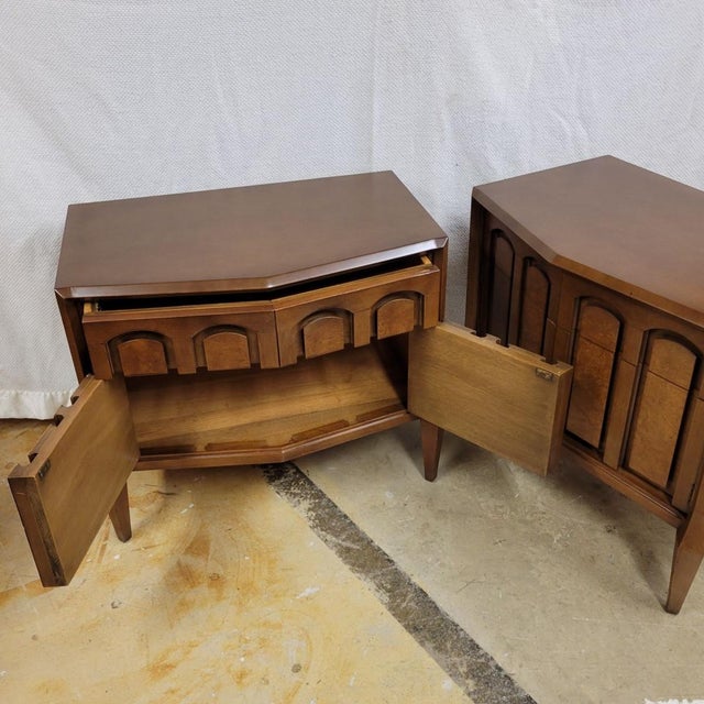 1970s Romweber Burl Wood & Walnut Bow-Front Nightstands or End Tables – Pair For Sale - Image 9 of 11