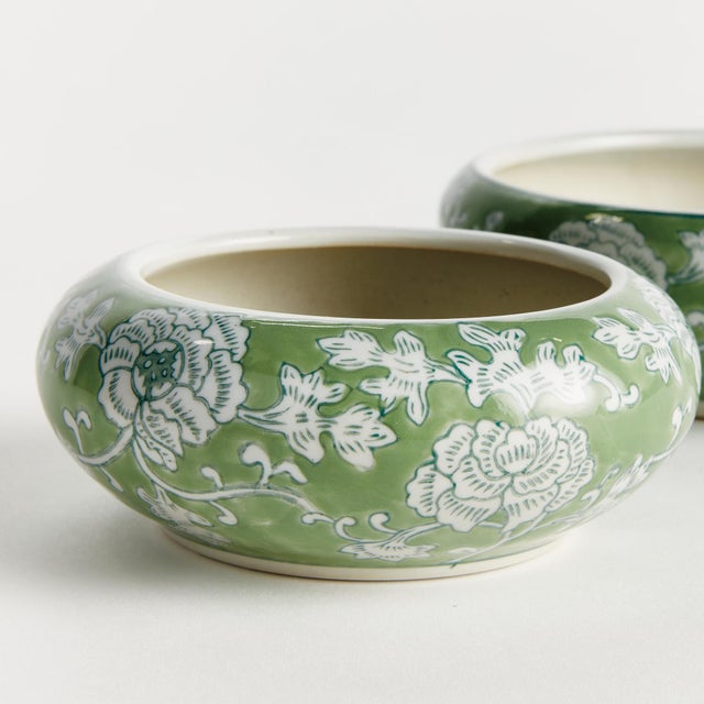 A classic chinoiserie in shades of green &White. How refreshing! The color green is known to have a harmonizing, balancing...