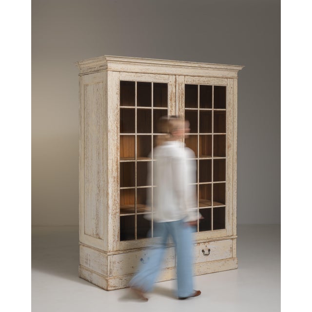 French White Patinated Vitrine France Early 20th Century For Sale - Image 10 of 15