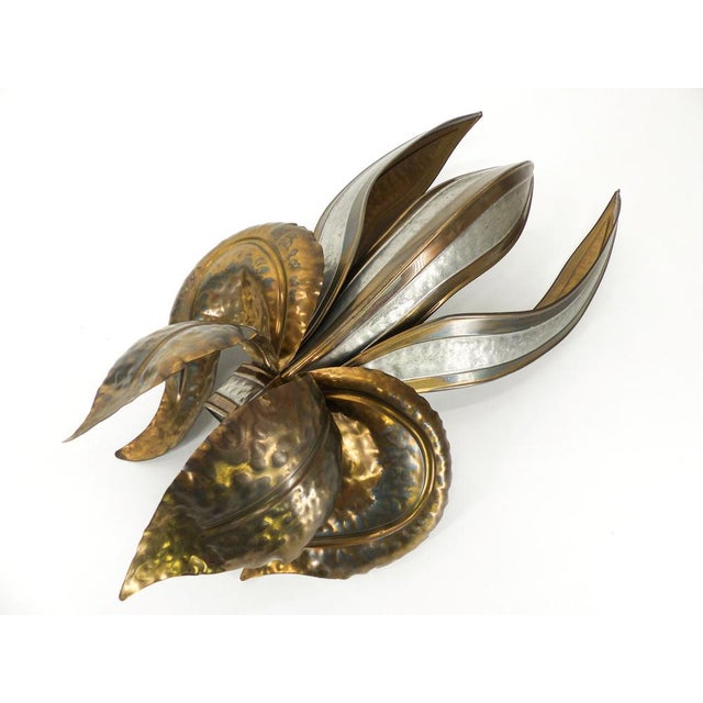 Brutalist Wall Lamp of a Stylized Flower attributed to Richard and Isabelle Faure, 1970s For Sale - Image 4 of 11