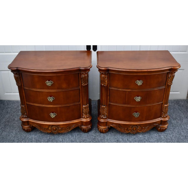 Vintage Pulaski Mahogany Nightstands Edwardian Collect 3-Drawer Bachelors Pair For Sale - Image 4 of 17