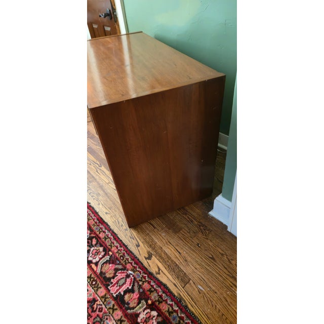 Deutsche Werkstätten Hellerau 1930s Art Deco Sideboard Cabinet by Bruno Paul for Hellerau - Low Gentleman's Wardrobe With Original Key For Sale - Image 4 of 13