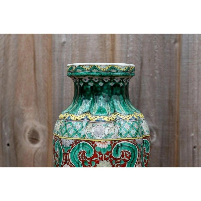 Early 19th Century Qing Dynasty Chinese Famille Verte Wucai Porcelain Vase For Sale - Image 10 of 18
