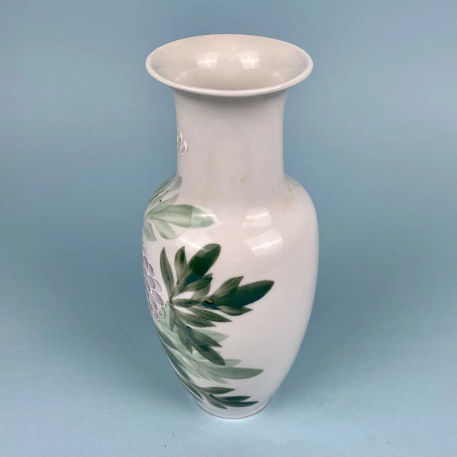 1990s Vintage Andrea Sadek 10.5” T Mum Floral Porcelain Hand Painted Relief Vase For Sale - Image 5 of 7