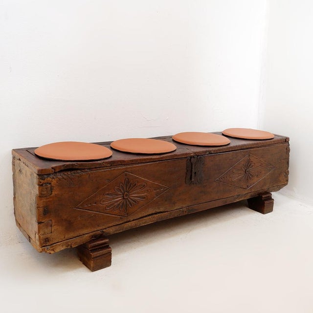 Antique - Decoration - 18th Measures : 168x38/43cm H:45cm No Key This piece of furniture is a Spanish chest-bench dating...