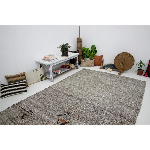 1960s Vintage Gray Kilim Rug- 5′8″ × 9′10″ For Sale In Los Angeles - Image 6 of 7