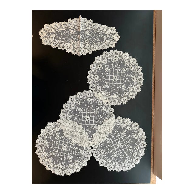 4 round doilies 11 in diameter 1 oval 16 x 8 in
