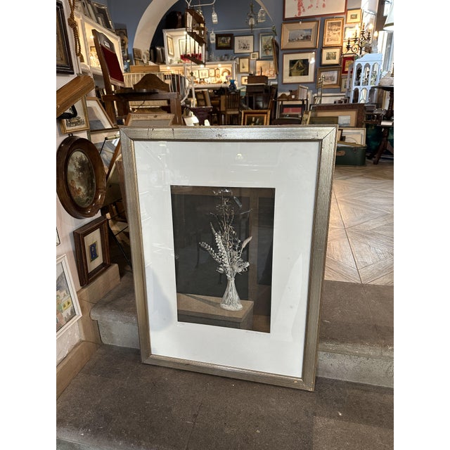 Lithograph depicting a vase with flowers by Dario Marini signed in pencil and numbered with edition 13/99, wooden frame....