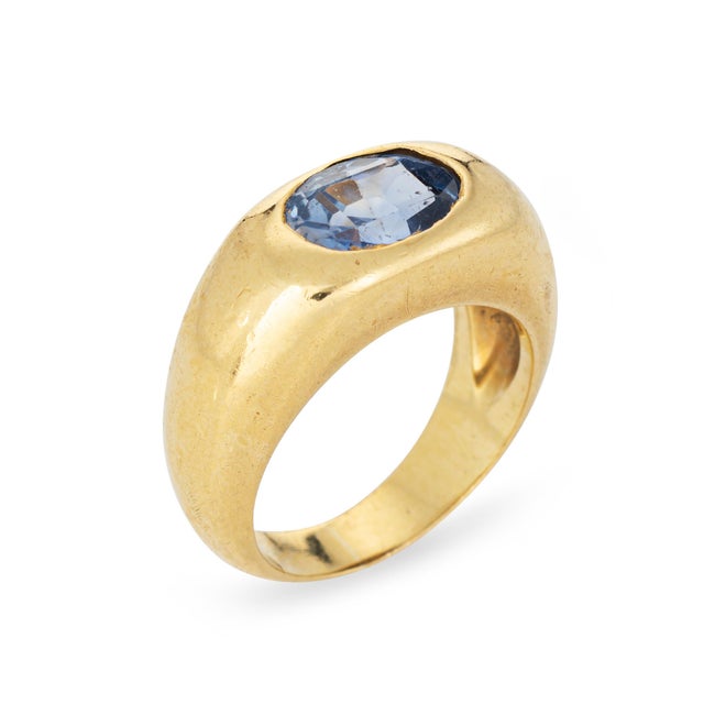Stylish natural Ceylon (no heat) sapphire ring crafted in 18k yellow gold (circa 1980s). Natural sapphire measuring...