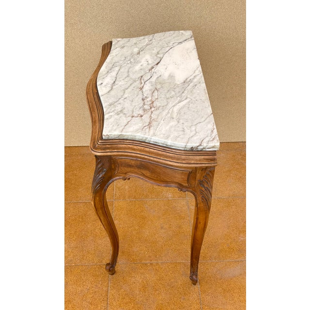 1940s Pair of French Louis XV Style Wood Side Tables With Marble Tops For Sale - Image 6 of 11