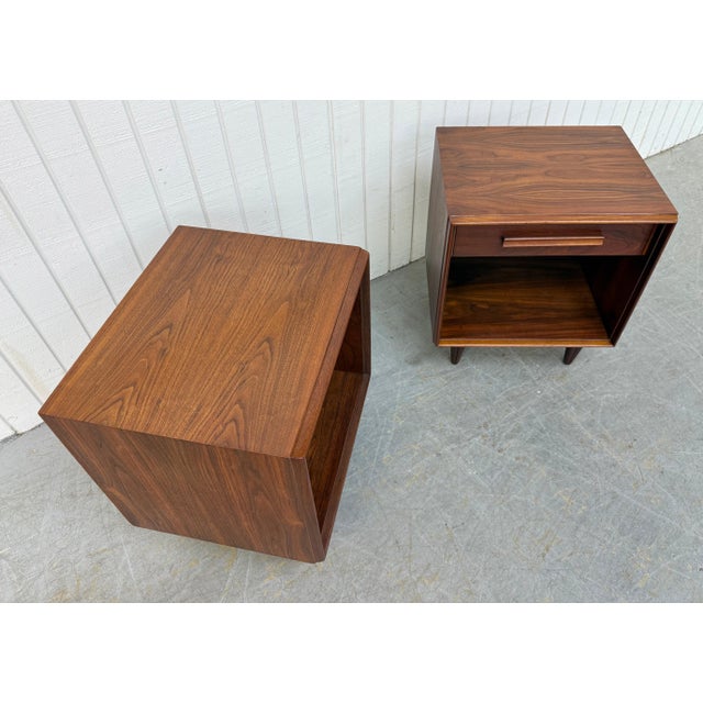 John Widdicomb Mid-Century Modern John Widdicomb Walnut Nightstands - Set of 2 For Sale - Image 4 of 9