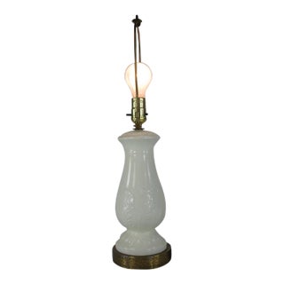 Early 20th Century Classic Table Lamp, White Porcelain, With Raised Feathers Design. Brass Base For Sale